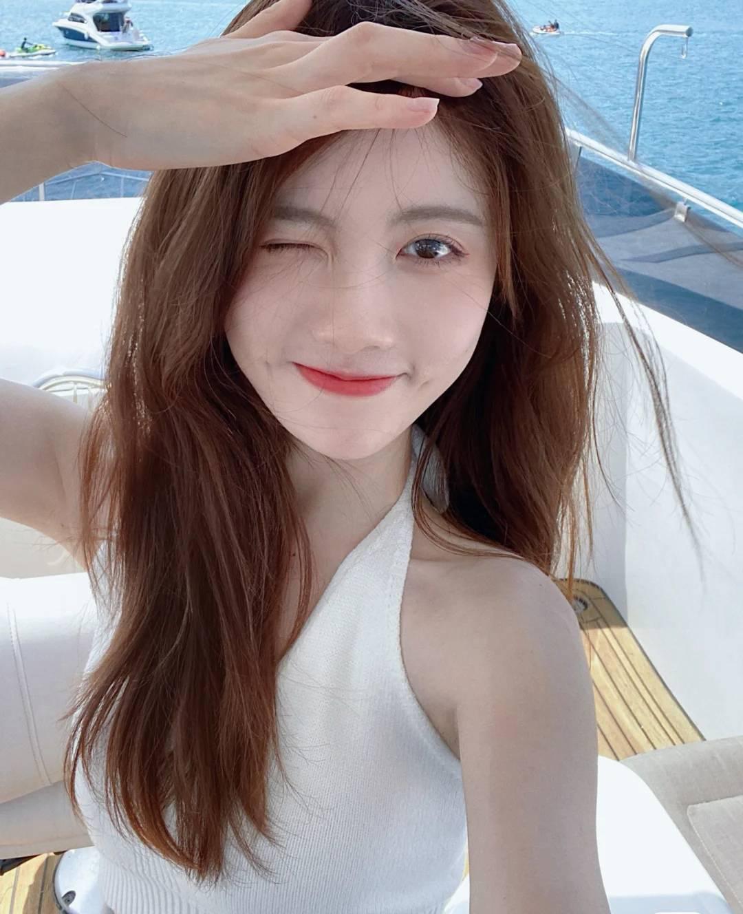 清纯可爱，粉嫩多汁的极品小姐姐